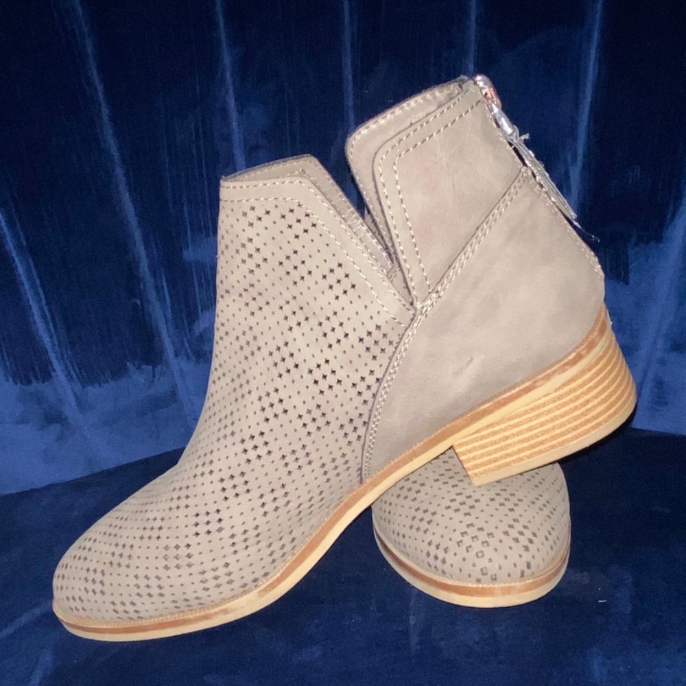 Madden Girl size 9 Gray Ankle Boots